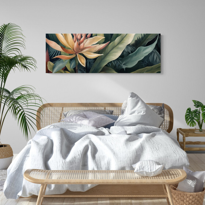 Cuadro decorativo de gran formato con flor tropical en tonos amarillos y verdes intensos.