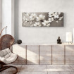 Cuadro decorativo de flores blancas sobre fondo gris suave- Cuadrostock