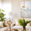 Cuadro moderno vertical en tonos pastel con trazos lineales rosa, azul, beige y ocre