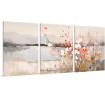 Tríptico decorativo “Rosa Serena” con flores abstractas en tonos rosa, blanco y ocre sobre paisaje acuático suave y brumoso.