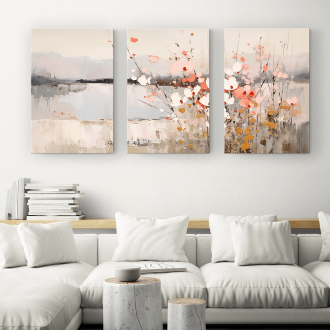 Tríptico decorativo “Rosa Serena” con flores abstractas en tonos rosa, blanco y ocre sobre paisaje acuático suave y brumoso.