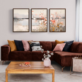 Tríptico decorativo “Rosa Serena” con flores abstractas en tonos rosa, blanco y ocre sobre paisaje acuático suave y brumoso.