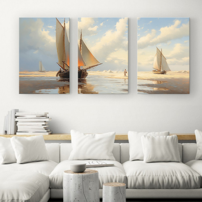 Tríptico decorativo con veleros en el mar bajo un cielo azul y nubes suaves.