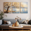 Tríptico decorativo de paisaje otoñal junto a un lago, con árbol de hojas doradas y reflejos en el agua.