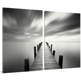 Díptico decorativo en blanco y negro con muelle de madera que se adentra en un mar tranquilo bajo cielos con nubes difusas