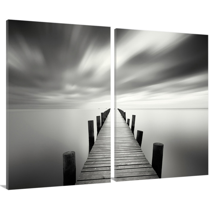 Díptico decorativo en blanco y negro con muelle de madera que se adentra en un mar tranquilo bajo cielos con nubes difusas Díptico decorativo en blanco y negro con muelle de madera que se adentra en un mar tranquilo bajo cielos con nubes difusas