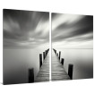 Díptico decorativo en blanco y negro con muelle de madera que se adentra en un mar tranquilo bajo cielos con nubes difusas