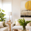 Cuadro decorativo vertical con semicírculo amarillo, líneas negras y fondo neutro beige