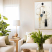 Cuadro decorativo abstracto con formas circulares en tonos beige, negro y azul sobre fondo claro