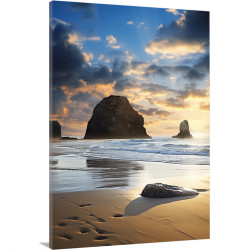Cuadro decorativo con amanecer dorado en playa rocosa, rocas destacades, onades suaus i núvols il·luminats pel sol