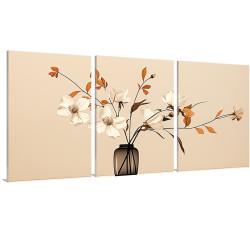 Tríptico elegante con flores blancas y hojas ocres en jarrón minimalista sobre fondo beige. - Cuadrostock