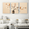 Tríptico elegante con flores blancas y hojas ocres en jarrón minimalista sobre fondo beige. - Cuadrostock