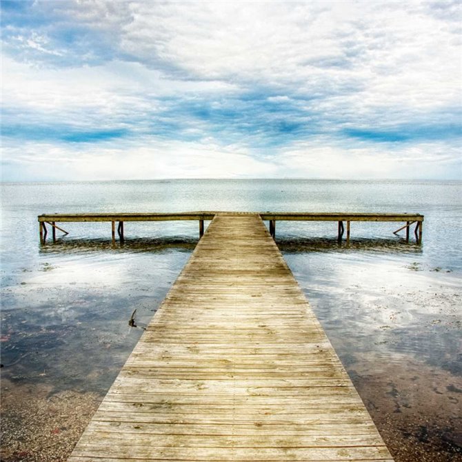 Staring Down the Pier - Cuadrostock