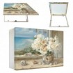 Tapa contador decorativo con jarrón de flores blancas y conchas en ventana con vistas al mar- Cuadrostock