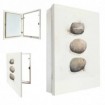 Tapa contador decorativo con piedras zen apiladas sobre fondo blanco minimalista - Cuadrostock