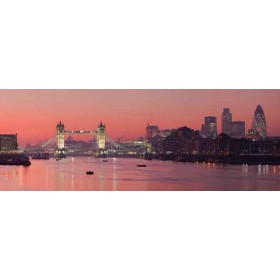 9390405 / Cuadro Tower Bridge and city of London with deep red sunset - Cuadrostock